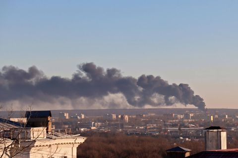 Rauch steigt über einem Flughafen in der südlichen russischen Region Kursk an der Grenze zur Ukraine auf