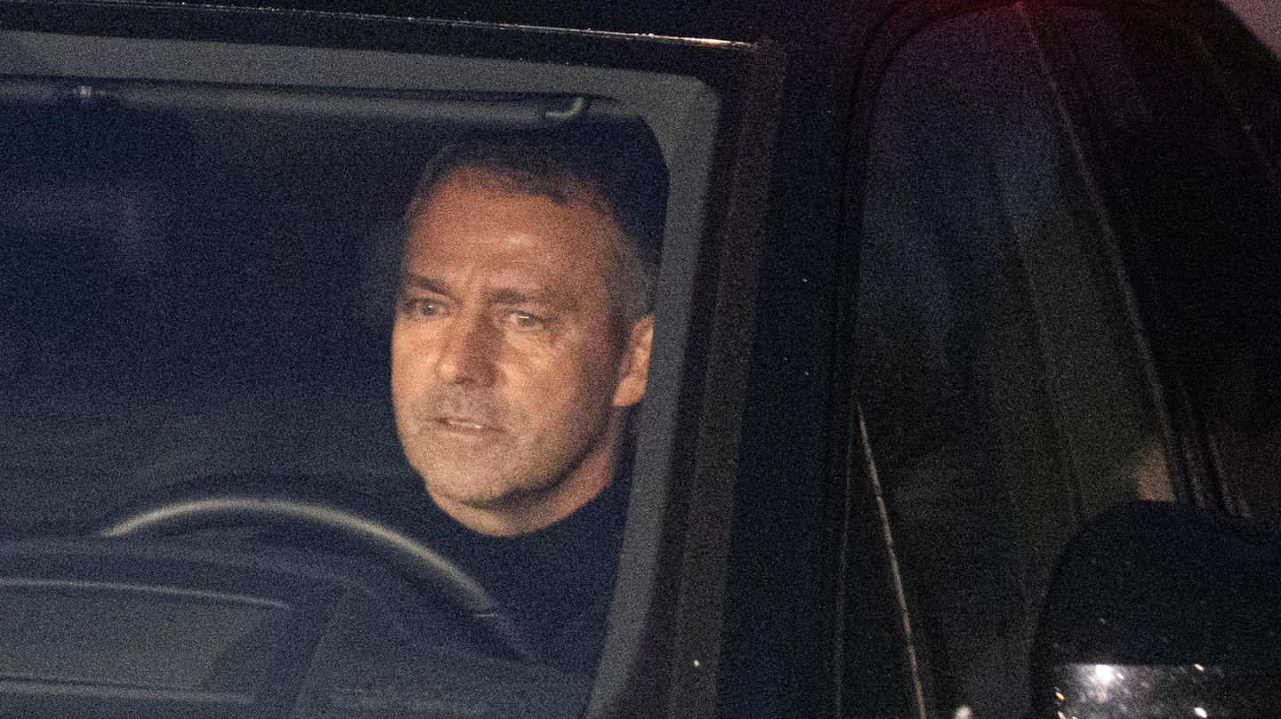 Hansi Flick verlässt nach dem Krisentreffen kommentarlos das Hotel