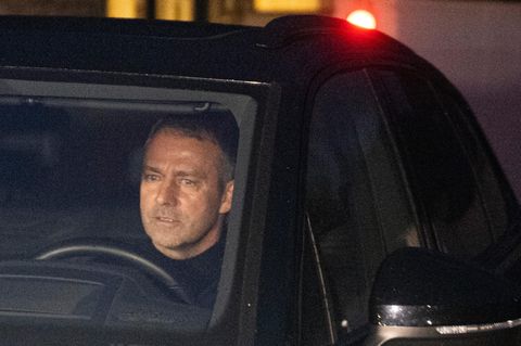 Hansi Flick verlässt nach dem Krisentreffen kommentarlos das Hotel