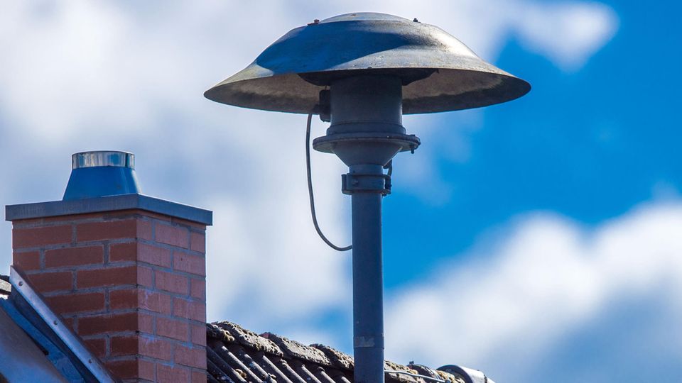 Bundesweiter Warntag: Eine Sirene auf einem Hausdach
