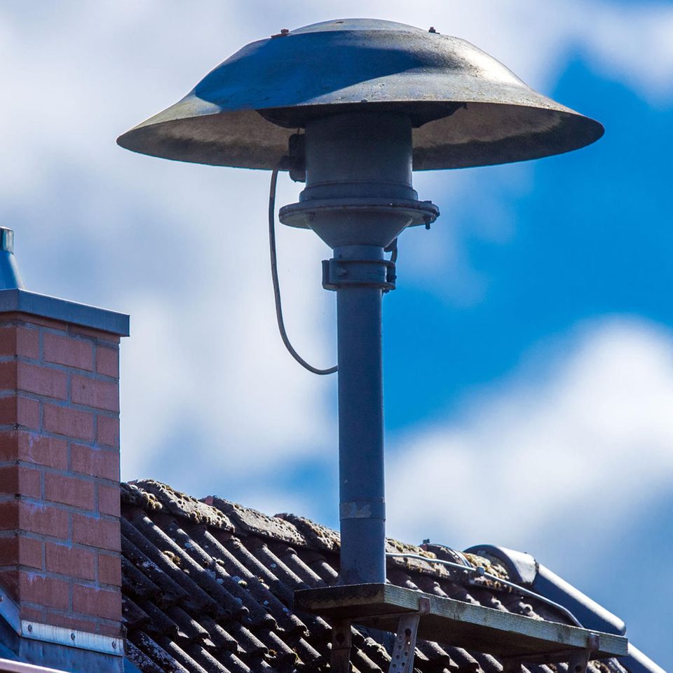 Bundesweiter Warntag: Eine Sirene auf einem Hausdach