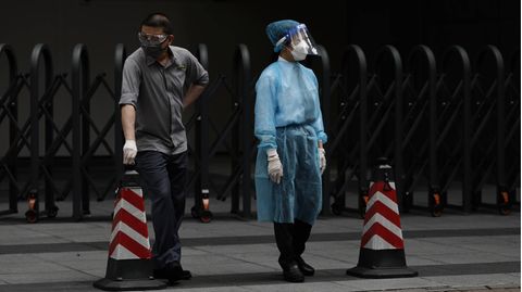 Szene aus Hongkong: Wie geht es weiter mit Chinas Corona-Strategie?