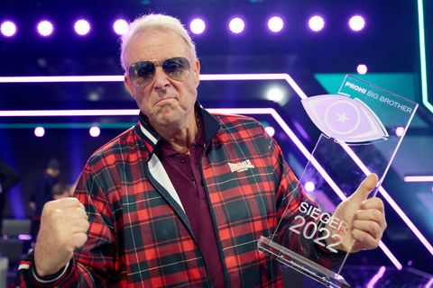 Rainer Gottwald mit "Promi Big Brother"-Trophäe