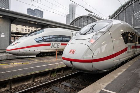 Zur Premiere des neuen ICE 3neo (r), steht der neue Schnellzug im Hauptbahnhof von Frankfurt neben einem ICE alter Bauart. Der neue ICE verkehrt künftig zwischen Dortmund, Köln und München sowie samstags auf der neuen Schnellfahrstrecke zwischen Ulm und Wendlingen