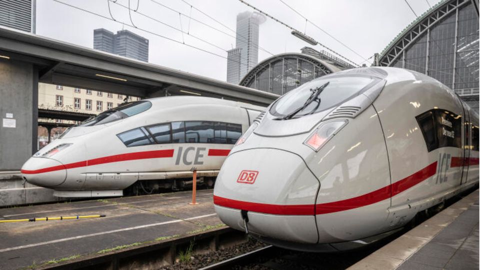 Zur Premiere des neuen ICE 3neo (r), steht der neue Schnellzug im Hauptbahnhof von Frankfurt neben einem ICE alter Bauart. Der neue ICE verkehrt künftig zwischen Dortmund, Köln und München sowie samstags auf der neuen Schnellfahrstrecke zwischen Ulm und Wendlingen