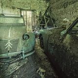 In der Garage eines Schlosses sind diese beiden Fahrzeuge abgestellt, darunter eine "Ente" aus dem Jahre 1965.