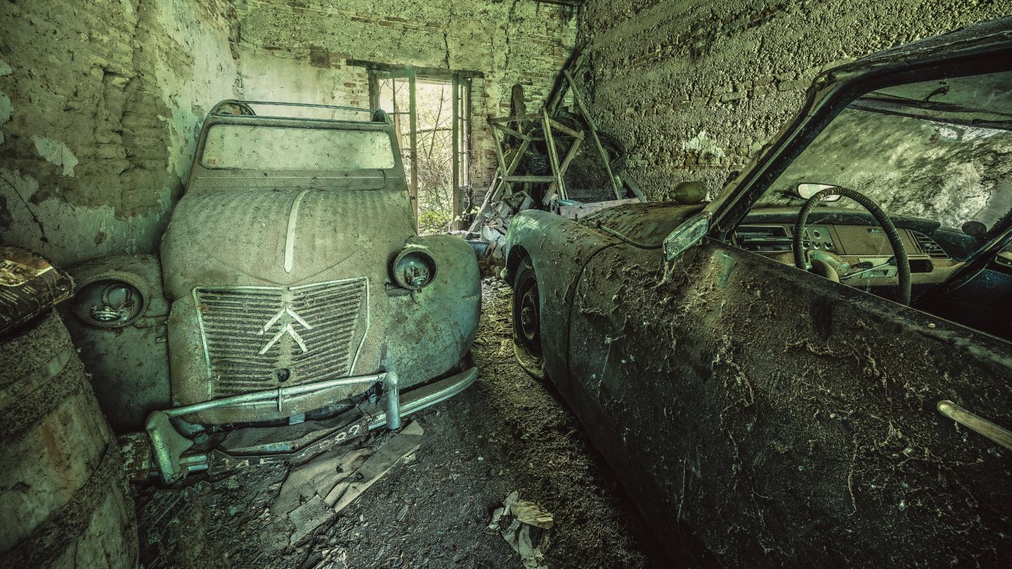 In der Garage eines Schlosses sind diese beiden Fahrzeuge abgestellt, darunter eine "Ente" aus dem Jahre 1965.