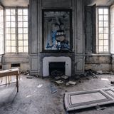 Street-Art auf einem Spiegel im Salon einer ausgedienten Nervenheilanstalt