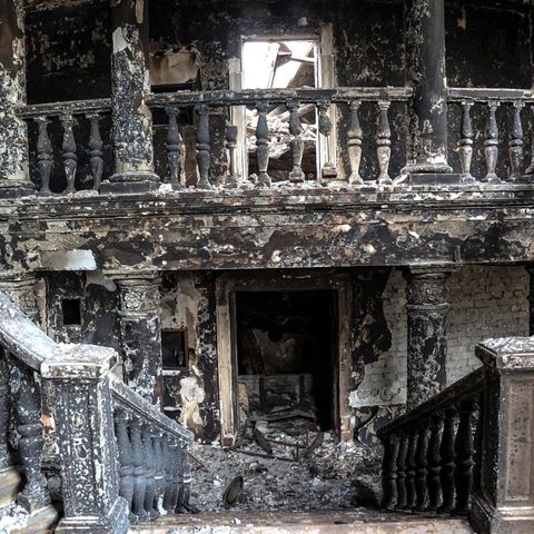 Der ausgebrannte Treppenaufgang des Theaters von Mariupol, aufgenommen von einem russischen Fotografen Ende April. Damals war der Zugang zum Gebäude noch möglich. Heute ist es mit einem Baugerüst abgesperrt