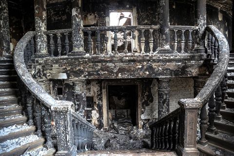 Der ausgebrannte Treppenaufgang des Theaters von Mariupol, aufgenommen von einem russischen Fotografen Ende April. Damals war der Zugang zum Gebäude noch möglich. Heute ist es mit einem Baugerüst abgesperrt