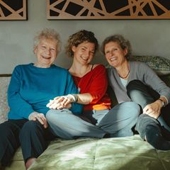 Jahresrückblick: Irmgard Nippe, ihre Tochter Beate und ihre Enkelin Carolin auf dem Sofa in Carolins Haus nahe Kiel. Sie sind sich einig: "Wir sind eine gute Familie!"