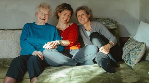 Jahresrückblick: Irmgard Nippe, ihre Tochter Beate und ihre Enkelin Carolin auf dem Sofa in Carolins Haus nahe Kiel. Sie sind sich einig: "Wir sind eine gute Familie!"