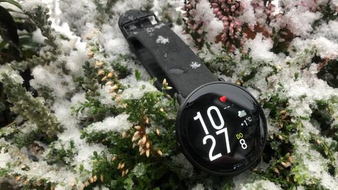 Polar Ignite 3 im Test: Uhr liegt in verschneiter Heide