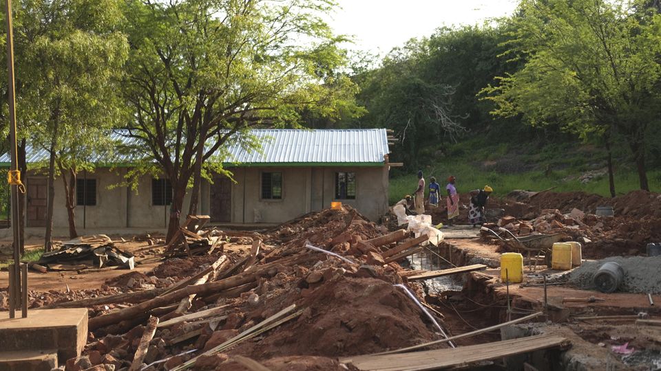 Alte Gebäude werden abgerissen, neue errichtet – die Arbeiten an der Primary School von Kinakoni