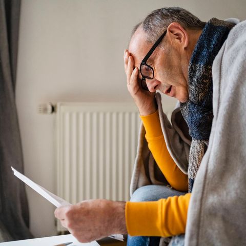 Pflegekosten: Ein Mann wundert sich über eine Rechnung
