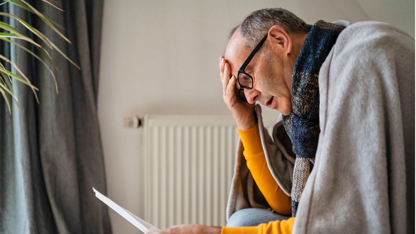 Pflegekosten Pflegekosten: Ein Mann wundert sich über eine Rechnung
