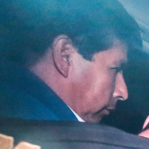 Der gestürzte peruanische Präsident Pedro Castillo wird von der Polizei auf das Polizeirevier in Lima, Peru, eskortiert