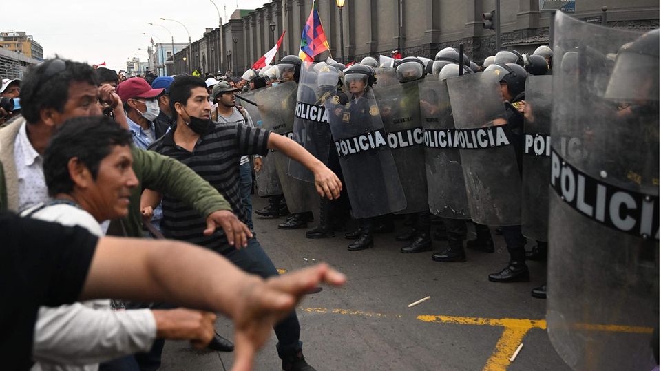 Anhänger des ehemaligen peruanischen Präsidenten Pedro Castillo liefern sich Kämpfe mit der Polizei 