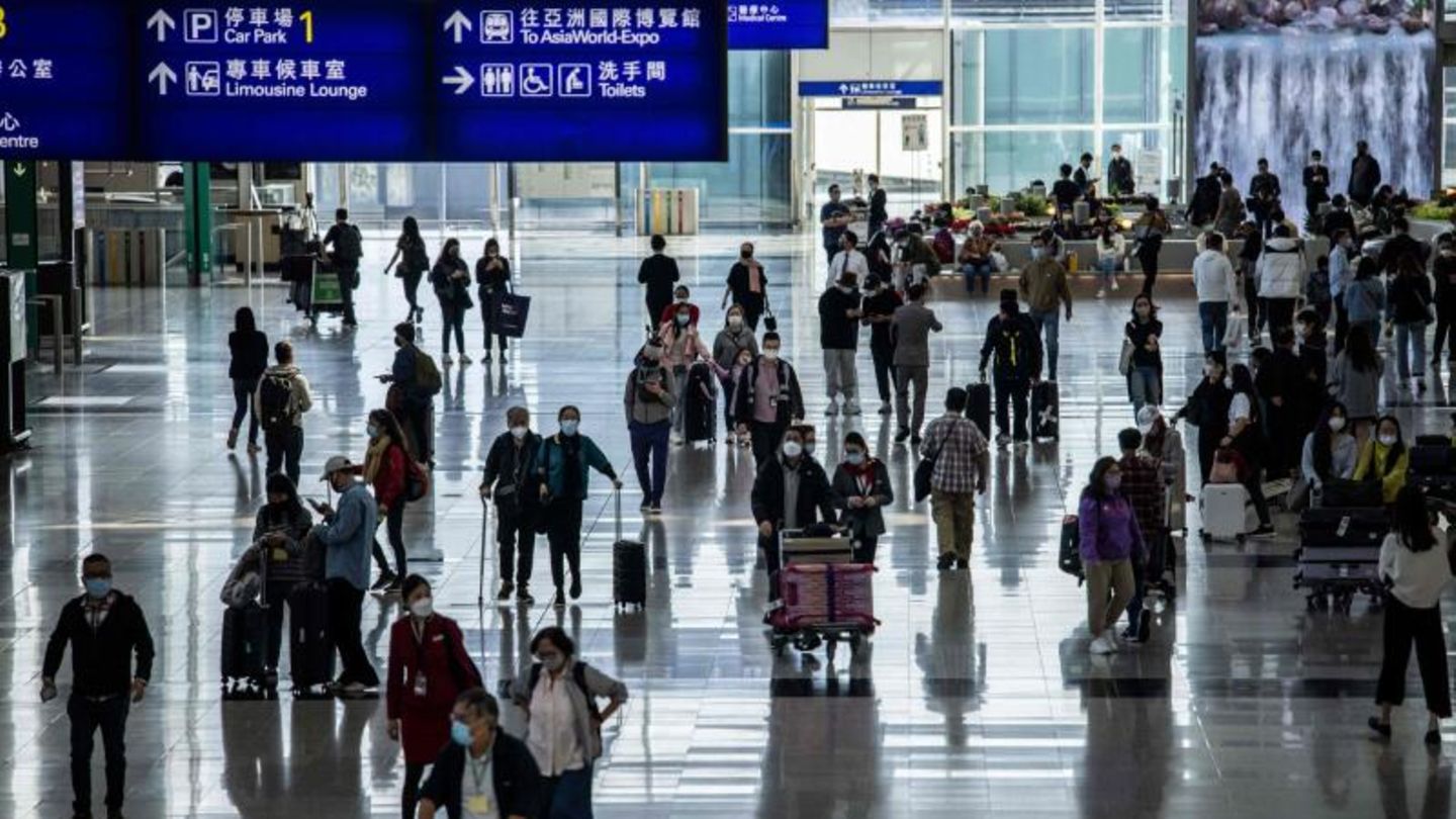 Menschen am Airport Hongkong
