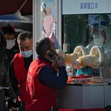 In Peking wird hier gerade ein Supermarktmitarbeiter getestet.