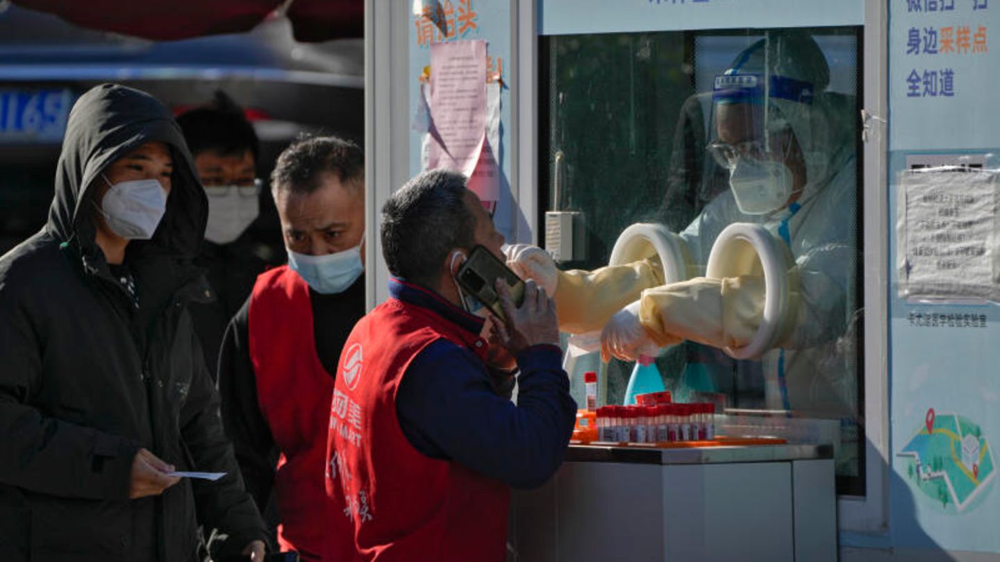 In Peking wird hier gerade ein Supermarktmitarbeiter getestet.