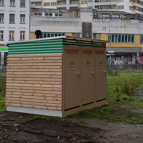 Die neue Toilette am Kotti in Berlin. Bürgermeisterin Clara Herrmann findet sie anscheinend gelungen.