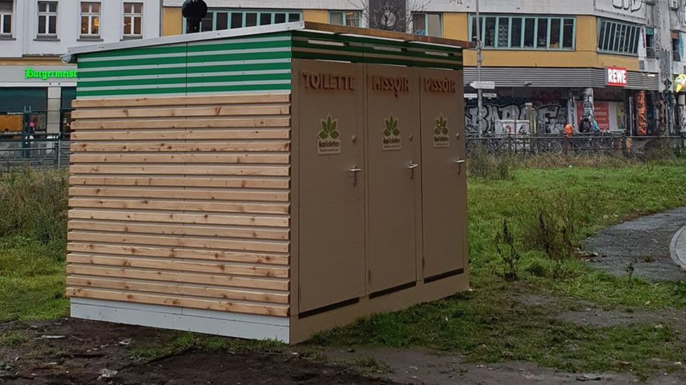 Die neue Toilette am Kotti in Berlin. Bürgermeisterin Clara Herrmann findet sie anscheinend gelungen.
