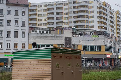Die neue Toilette am Kotti in Berlin. Bürgermeisterin Clara Herrmann findet sie anscheinend gelungen.