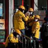 Vor einer Apotheke in Peking stehen Zusteller Schlange