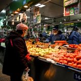 Eine Frau kauft Gemüse auf einem Wochenmarkt in Peking.