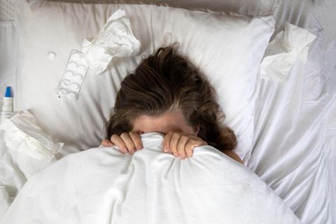 Frau krank im bett