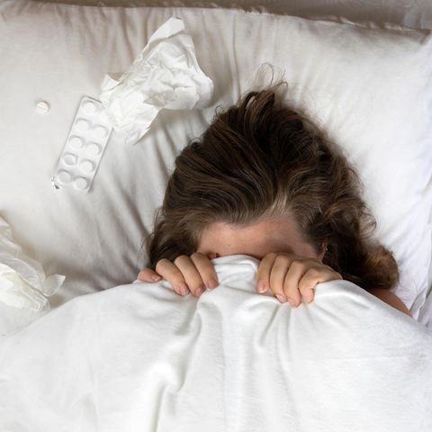 Frau krank im bett