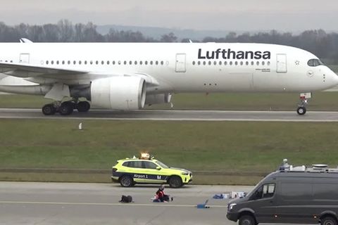 Video: Klima-Aktivisten blockieren Rollbahn am Flughafen München