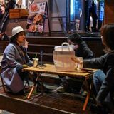 Unter dem Dauer-Lockdown hat besonders die Gastrobranche stark gelitten. Hier im Bezirk Jing'an in Shanghai öffnen nun wieder erste Restaurants und die Leute genießen ein Abendessen außerhalb der eigenen vier Wände.