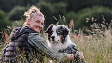 Alexandra Popp mit ihrem Hund Patch