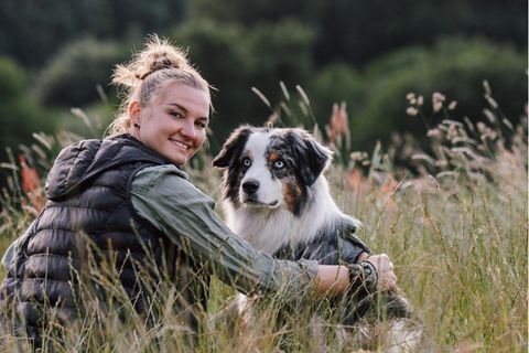 Alexandra Popp mit ihrem Hund Patch
