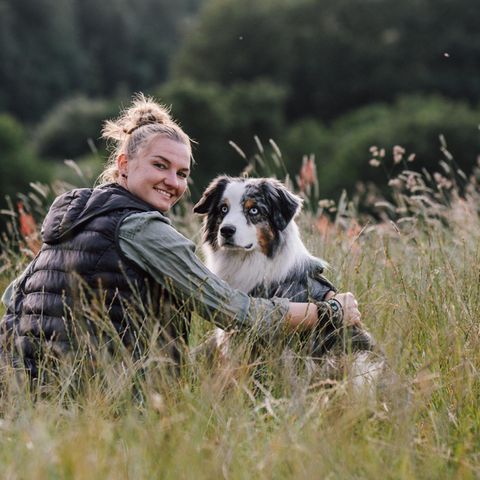 Alexandra Popp mit ihrem Hund Patch