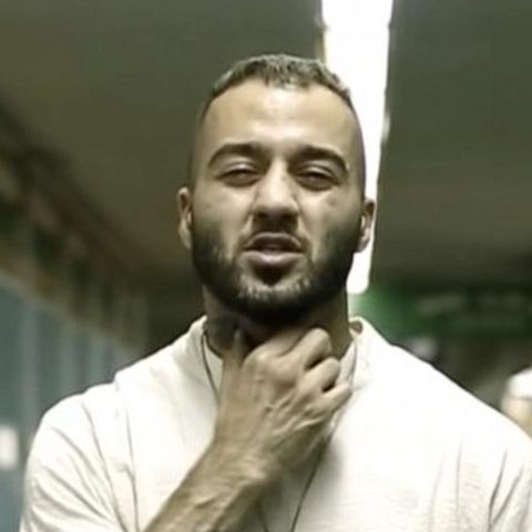 Toomaj Salehi hält sich die Hand an den Hals in einem Musikvideo