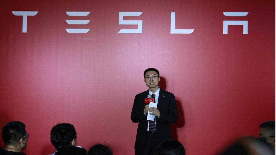 Tom Xiaotong Zhu spricht auf einer Veranstaltung von Tesla im chinesischen Hangzhou