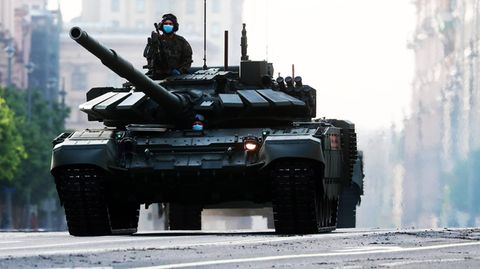 Ein T-90M auf den Straßen Moskaus. Russland schickt 200 weitere Kampfpanzer in die Ukraine