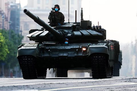 Ein T-90M auf den Straßen Moskaus. Russland schickt 200 weitere Kampfpanzer in die Ukraine