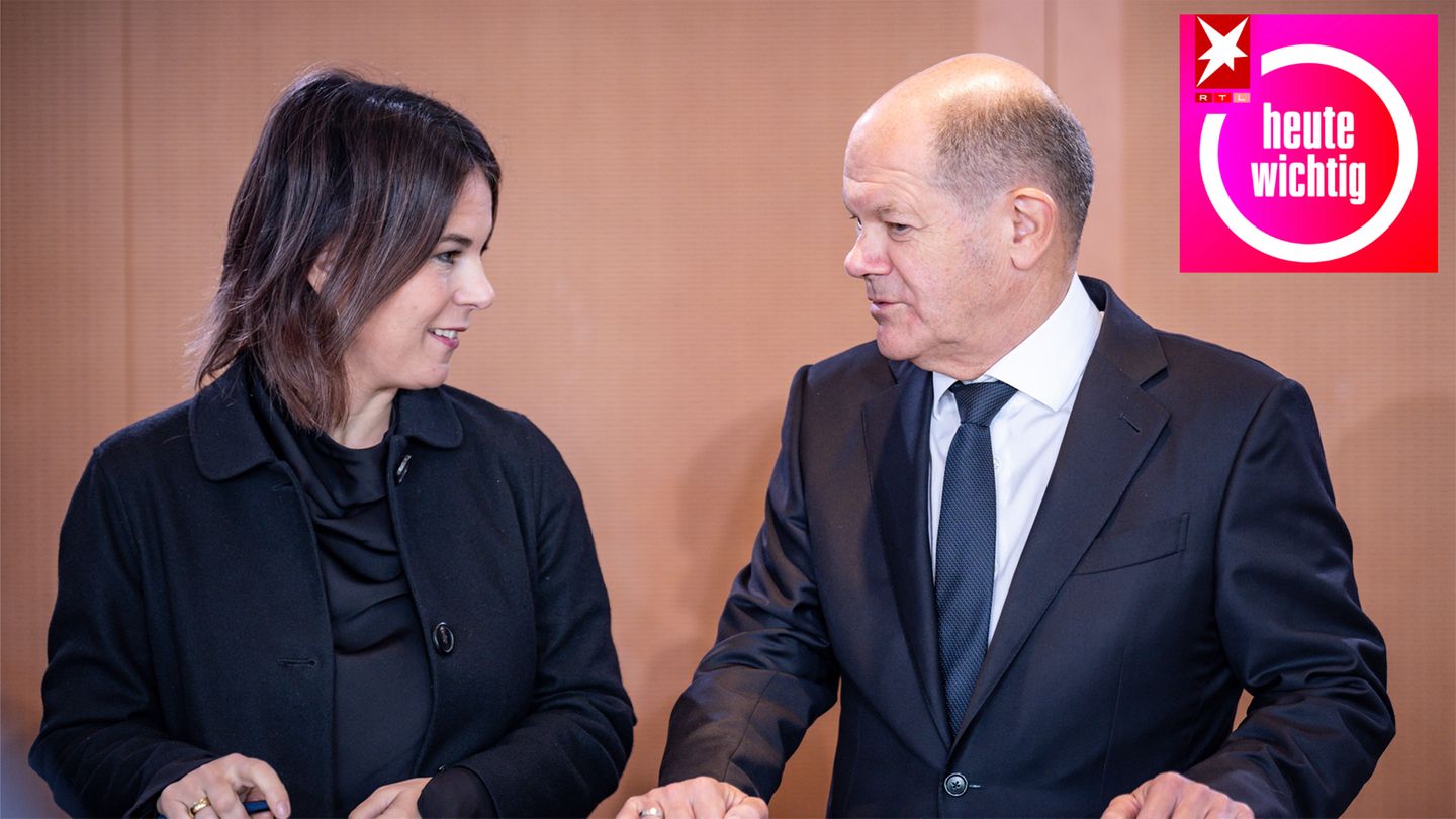 Annalena Baerbock und Olaf Scholz schauen sich gegenseitig an