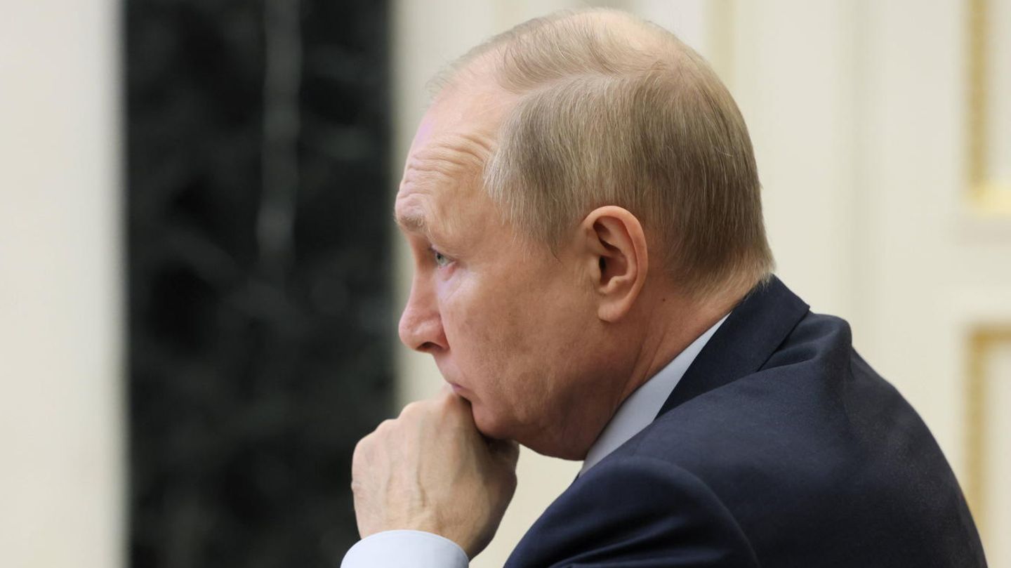 Vladimir Putin presents his new puppet panel