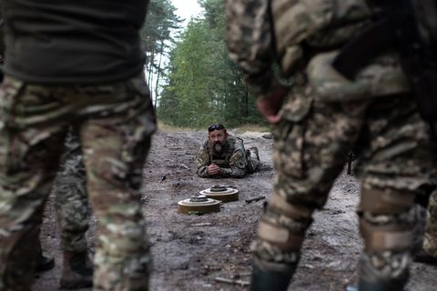 Markian, Leiter des Lehrgangs zur Minenräumung, führt das Annähern an eine Minensperre vor. Einst aus der Ukraine nach Kanada geflohen, spielt er nun mit dem Gedanken zu bleiben: Als Minenräumer habe er hier für die nächsten 30 Jahre eine Aufgabe zu erfüllen, sagt er