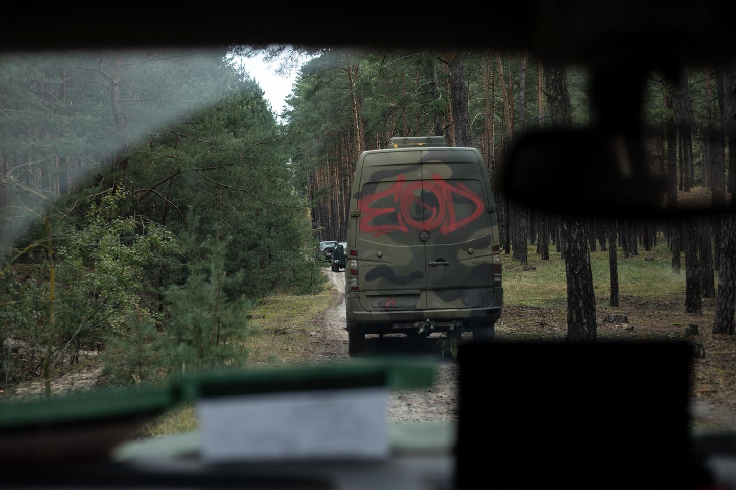 Nun soll das Erlernte angewendet werden: Das Team fährt in ein Waldstück drei Kilometer von der russischen Grenze entfernt, wo vergrabene Landminen und Sprengfallen aufgespürt werden sollen
