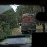 Nun soll das Erlernte angewendet werden: Das Team fährt in ein Waldstück drei Kilometer von der russischen Grenze entfernt, wo vergrabene Landminen und Sprengfallen aufgespürt werden sollen