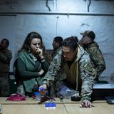 Roo bereitet mit Kristina Sprengladungen vor, um Prinzipien der kontrollierten Sprengung von Blindgängern zu veranschaulichen. Im Keller einer seit 2019 leerstehenden Schule beginnt das EOD-Team mit dem Landminen-Awareness-Lehrgang. Roo kommt aus Australien und Kristina ist Ukrainerin, die im Vereinigten Königreich aufgewachsen ist