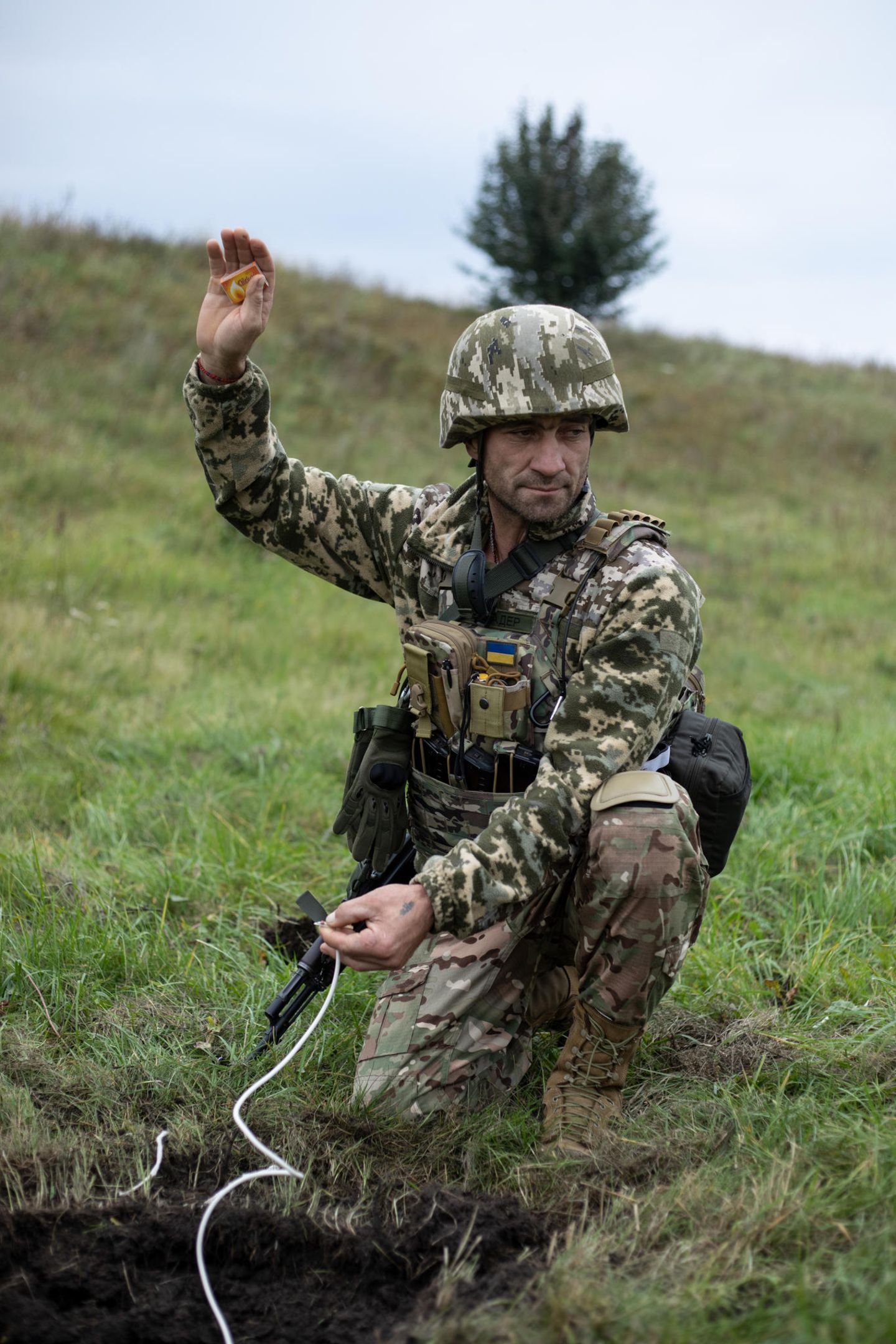 Ausgestattet mit Streichholzschachtel und Lunte wartet dieser Soldat auf das Signal zur Zündung einer Sprengladung. Die etwa einen Meter lange Zündschnur brennt ungefähr eine Minute bis der Sprengstoff detoniert