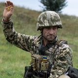 Ausgestattet mit Streichholzschachtel und Lunte wartet dieser Soldat auf das Signal zur Zündung einer Sprengladung. Die etwa einen Meter lange Zündschnur brennt ungefähr eine Minute bis der Sprengstoff detoniert