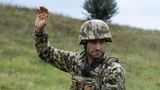 Ausgestattet mit Streichholzschachtel und Lunte wartet dieser Soldat auf das Signal zur Zündung einer Sprengladung. Die etwa einen Meter lange Zündschnur brennt ungefähr eine Minute bis der Sprengstoff detoniert